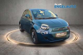 Schräge Frontansicht auf einen Fiat 500 , freigestellt