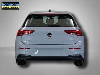 Schräge Frontansicht auf einen Volkswagen Golf , freigestellt