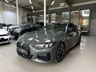 Schräge Frontansicht auf einen BMW 4er-Reihe , freigestellt