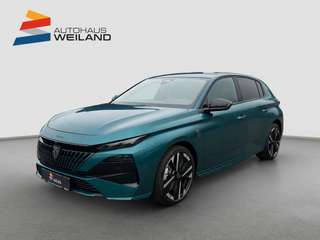 Schräge Frontansicht auf einen Peugeot 308 , freigestellt