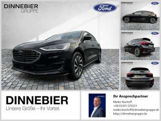 Schräge Frontansicht auf einen Ford Focus , freigestellt