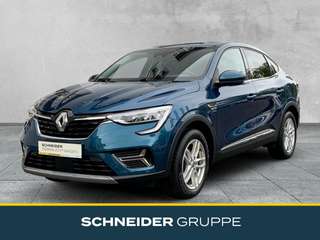 Schräge Frontansicht auf einen Renault Arkana , freigestellt