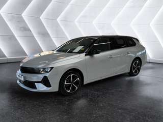 Schräge Frontansicht auf einen Opel Astra , freigestellt