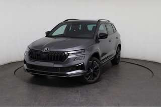 Schräge Frontansicht auf einen Skoda Karoq , freigestellt