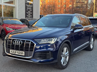 Schräge Frontansicht auf einen Audi Q7 , freigestellt