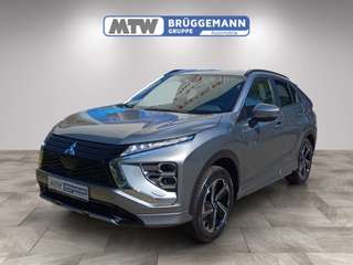 Schräge Frontansicht auf einen Mitsubishi Eclipse Cross , freigestellt