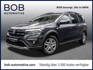 Schräge Frontansicht auf einen Dacia Jogger , freigestellt