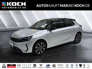 Schräge Frontansicht auf einen Opel Corsa , freigestellt