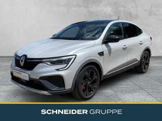 Schräge Frontansicht auf einen Renault Arkana , freigestellt
