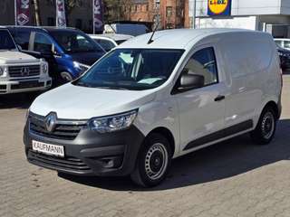 Schräge Frontansicht auf einen Renault Express , freigestellt