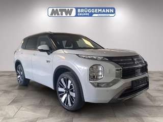 Schräge Frontansicht auf einen Mitsubishi Outlander , freigestellt