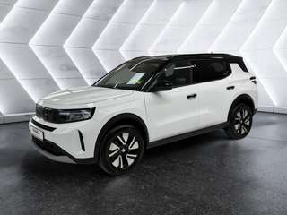 Schräge Frontansicht auf einen Opel Frontera , freigestellt