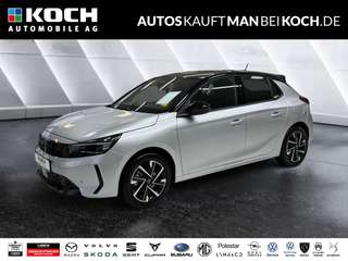 Schräge Frontansicht auf einen Opel Corsa , freigestellt