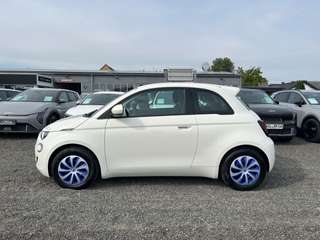 Schräge Frontansicht auf einen Fiat 500 , freigestellt