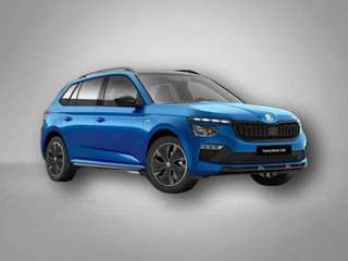 Schräge Frontansicht auf einen Skoda Kamiq , freigestellt
