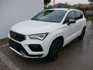 Schräge Frontansicht auf einen CUPRA Ateca , freigestellt