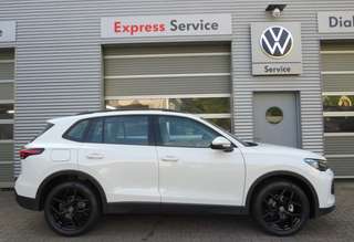 Schräge Frontansicht auf einen Volkswagen Tiguan , freigestellt