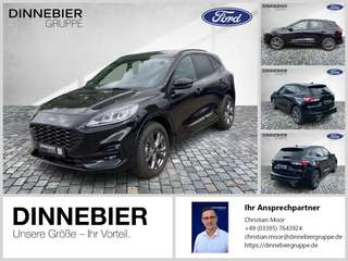 Schräge Frontansicht auf einen Ford Kuga , freigestellt
