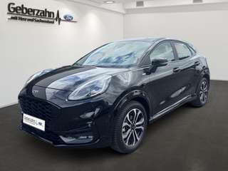Schräge Frontansicht auf einen Ford Puma , freigestellt