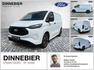 Schräge Frontansicht auf einen Ford Transit Custom , freigestellt