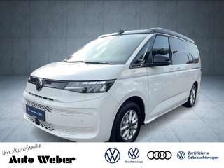 Schräge Frontansicht auf einen Volkswagen California , freigestellt