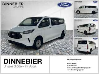 Schräge Frontansicht auf einen Ford Transit Custom , freigestellt