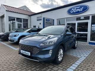 Schräge Frontansicht auf einen Ford Kuga , freigestellt