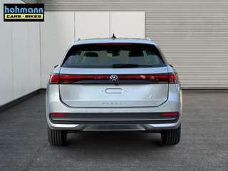 Schräge Frontansicht auf einen Volkswagen Passat , freigestellt