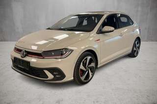 Schräge Frontansicht auf einen Volkswagen Polo , freigestellt