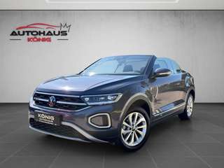 Schräge Frontansicht auf einen Volkswagen T-Roc , freigestellt