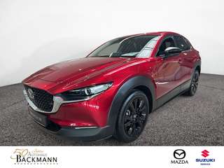 Schräge Frontansicht auf einen Mazda CX-30 , freigestellt