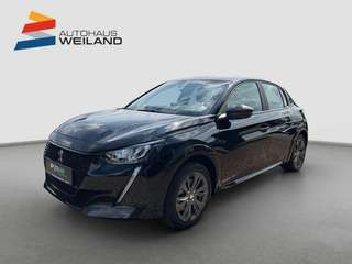 Schräge Frontansicht auf einen Peugeot 208 , freigestellt