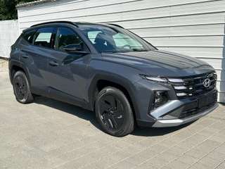Schräge Frontansicht auf einen Hyundai Tucson , freigestellt