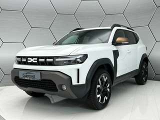 Schräge Frontansicht auf einen Dacia Duster , freigestellt
