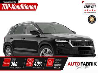 Schräge Frontansicht auf einen Skoda Karoq , freigestellt