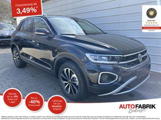 Schräge Frontansicht auf einen Volkswagen T-Roc , freigestellt