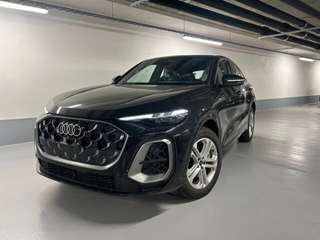 Schräge Frontansicht auf einen Audi Q5 , freigestellt