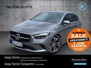 Schräge Frontansicht auf einen Mercedes-Benz B-Klasse , freigestellt