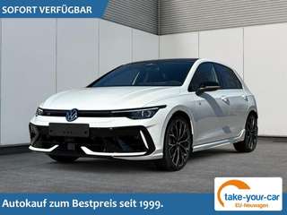 Schräge Frontansicht auf einen Volkswagen Golf , freigestellt