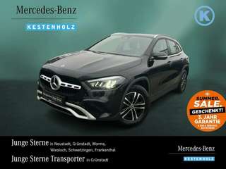 Schräge Frontansicht auf einen Mercedes-Benz GLA , freigestellt