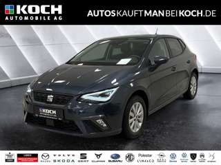 Schräge Frontansicht auf einen SEAT Ibiza , freigestellt