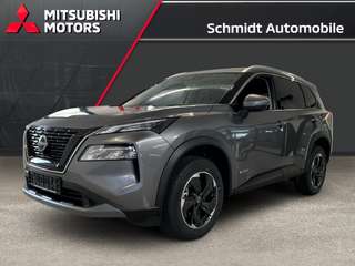 Schräge Frontansicht auf einen Nissan X-TRAIL , freigestellt