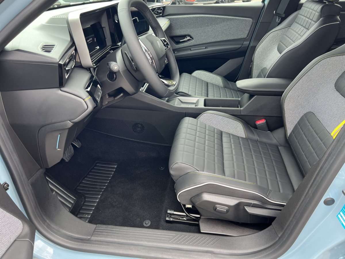 Fahrzeugbild eines Renault 4 E-TECH