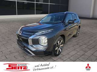 Schräge Frontansicht auf einen Mitsubishi Outlander , freigestellt