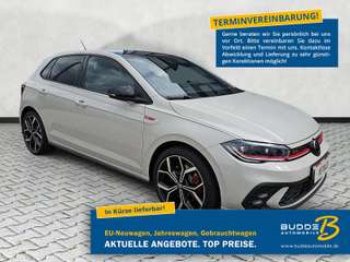 Schräge Frontansicht auf einen Volkswagen Polo , freigestellt