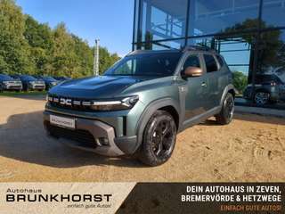 Schräge Frontansicht auf einen Dacia Duster , freigestellt