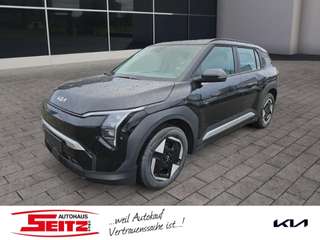 Schräge Frontansicht auf einen Kia EV3 , freigestellt