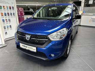 Schräge Frontansicht auf einen Dacia Lodgy , freigestellt