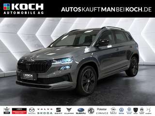 Schräge Frontansicht auf einen Skoda Karoq , freigestellt