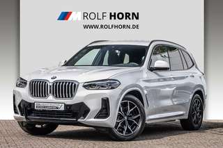 Schräge Frontansicht auf einen BMW X3 , freigestellt